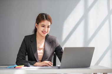 İş kadını, ofis ve iş geçmişinde, vergi, muhasebe, istatistik ve analitik araştırma kavramında matematik finansmanı için hesap makinesi kullanıyor.