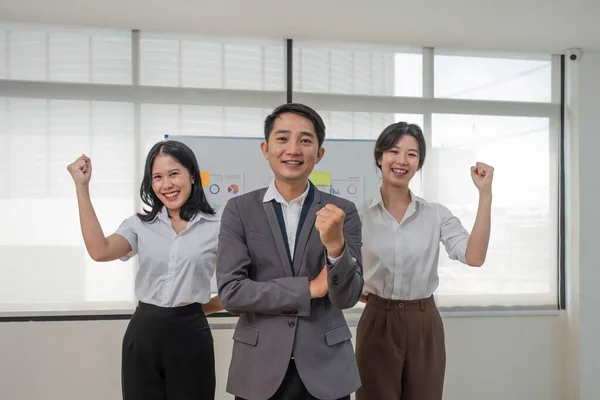 Portrét Usmívající Skupiny Asijských Profesionálních Sebevědomých Obchodních Lidí Tým Stojící — Stock fotografie