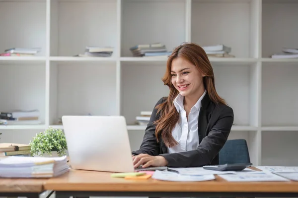 Atractiva Mujer Negocios Asiática Sentada Feliz Sonriendo Trabajando Computadora Portátil — Foto de Stock
