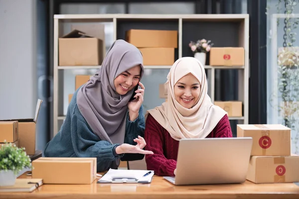 Šťastný Mladý Asijský Muslim Žena Line Prodejce Pracující Svým Zaměstnancem — Stock fotografie