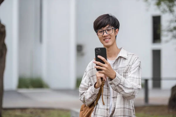 Asijské Muž Vysoká Škola Student Chytrý Telefon Sunny Campus — Stock fotografie