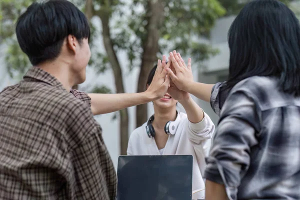 Skupina Šťastných Mladých Asijských Vysokoškoláků Kteří Dávají Ruce Dohromady Zatímco — Stock fotografie