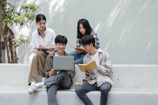 Skupina Asijských Vysokoškolský Student Čtení Knih Doučování Speciální Třídu Pro — Stock fotografie