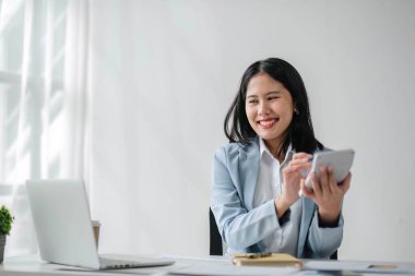 İş kadını, ofis ve iş geçmişinde, vergi, muhasebe, istatistik ve analitik araştırma kavramında matematik finansmanı için hesap makinesi kullanıyor.