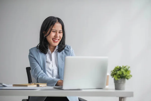 Joven Mujer Negocios Asiática Sonriente Que Trabaja Computadora Portátil Oficina — Foto de Stock