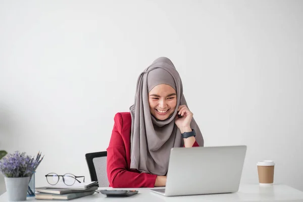 stock image Portrait of beautiful muslim businesswoman smiling at the camera, sitting at her desk...