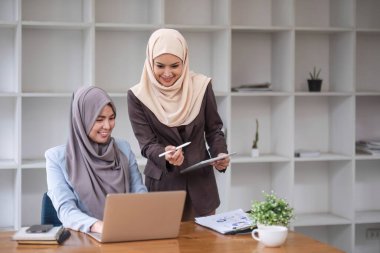 Profesyonel Müslüman iş adamları ofis odasında önemli bir proje üzerinde tartışıyorlar. ortak çalışma kavramı..