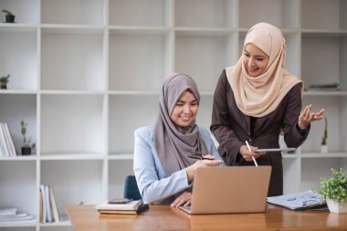 Profesyonel Müslüman iş adamları ofis odasında önemli bir proje üzerinde tartışıyorlar. ortak çalışma kavramı..