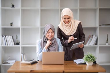 Profesyonel Müslüman iş adamları ofis odasında önemli bir proje üzerinde tartışıyorlar. ortak çalışma kavramı..