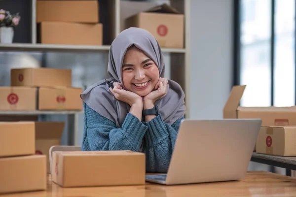 Muslimská Asijská Žena Volné Noze Podnikatel Úsměv Prodejní Úspěch Kontrole — Stock fotografie