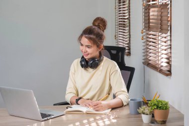 Asyalı kız öğrenci çevrimiçi öğrenim kursu çevrimiçi video dersi Zoom öğretmeni, Mutlu Asyalı kız bilgisayar laptopuyla İngilizce öğreniyor.....