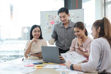 Asyalı ofis ekibinin beyin fırtınası, çözüm planı, Asyalı yaratıcı ekip çalışması ve cep telefonu uygulamasını geliştirmek için iş toplantısında kadın lider, ux, ui start, küçük işletme.