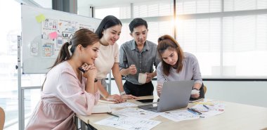 Asyalı ofis ekibinin beyin fırtınası, çözüm planı, Asyalı yaratıcı ekip çalışması ve cep telefonu uygulamasını geliştirmek için iş toplantısında kadın lider, ux, ui start, küçük işletme.