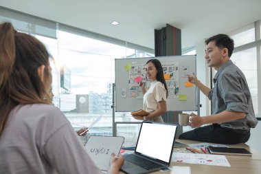 Asyalı ofis ekibinin beyin fırtınası, çözüm planı, Asyalı yaratıcı ekip çalışması ve cep telefonu uygulamasını geliştirmek için iş toplantısında kadın lider, ux, ui start, küçük işletme.