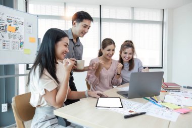 Asyalı ofis ekibinin beyin fırtınası, çözüm planı, Asyalı yaratıcı ekip çalışması ve cep telefonu uygulamasını geliştirmek için iş toplantısında kadın lider, ux, ui start, küçük işletme.