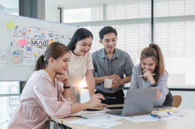 Asyalı ofis ekibinin beyin fırtınası, çözüm planı, Asyalı yaratıcı ekip çalışması ve cep telefonu uygulamasını geliştirmek için iş toplantısında kadın lider, ux, ui start, küçük işletme.