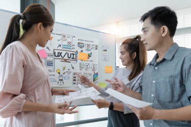 Asyalı ofis ekibinin beyin fırtınası, çözüm planı, Asyalı yaratıcı ekip çalışması ve cep telefonu uygulamasını geliştirmek için iş toplantısında kadın lider, ux, ui start, küçük işletme.