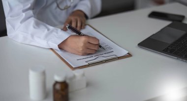 Doktor veya hemşire panoya yazma yakın çekim.