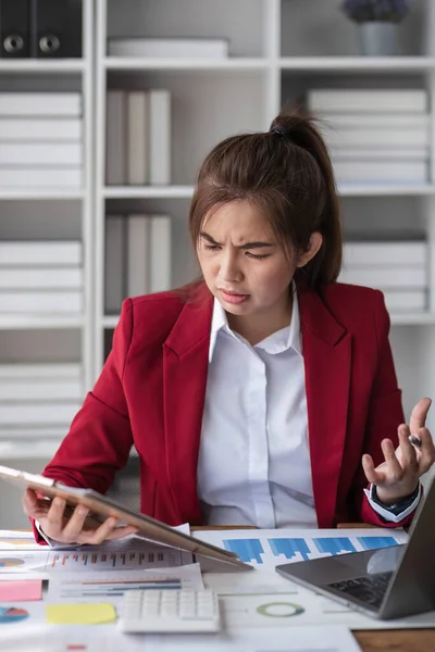 Młoda Azjatycka Bizneswoman Pracuje Laptopie Używać Schowka Podkreślił Ból Głowy — Zdjęcie stockowe