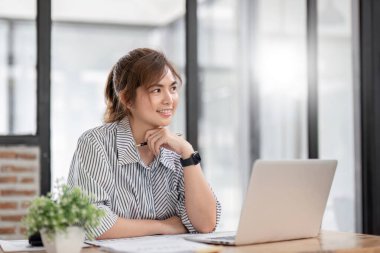 Bir ofis masasında, vergi, rapor, muhasebe, istatistik ve analitik araştırma konseptinde matematik finansmanı için dizüstü bilgisayar kullanan Asyalı İş kadını.