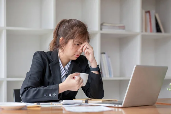 Estresada Molesta Trabajadora Oficina Asiática Mirando Pantalla Computadora Portátil Pensativa — Foto de Stock