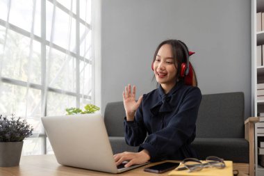 Asyalı öğrenci sohbeti ya da bilgi alışverişi laptoplu video çağrısı, kablosuz eğitim sistemi yoluyla eğitim, öğretmenler ve sınıf arkadaşlarıyla konuşmalar, çevrimiçi öğrenme, evde çalışma..