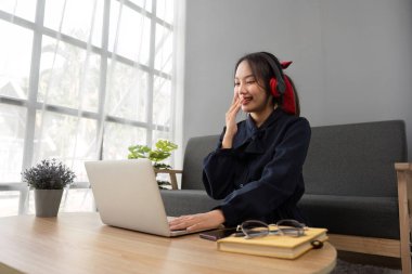 Asyalı öğrenci sohbeti ya da bilgi alışverişi laptoplu video çağrısı, kablosuz eğitim sistemi yoluyla eğitim, öğretmenler ve sınıf arkadaşlarıyla konuşmalar, çevrimiçi öğrenme, evde çalışma..