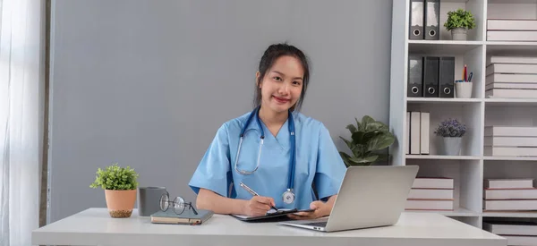 Médico Asiático Jovem Mulher Bonita Sorrindo Usando Trabalho Com Computador — Fotografia de Stock