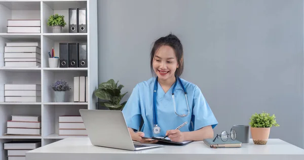 Médico Asiático Jovem Mulher Bonita Sorrindo Usando Trabalho Com Computador — Fotografia de Stock
