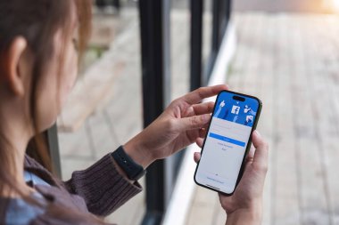 CHIANG MAI, THAILAND - 7 JUL 2023: Facebook sosyal medya uygulaması logosu giriş, mobil uygulama kayıt sayfası iPhone 14 'te e-ticaret alışveriş işi yapan kişilerin elinde.