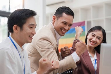 Asain iş ekibi başarılı olduğu için mutlu. Takım çalışması istenen hedefe ulaştı..