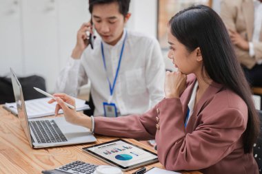 İki iş adamı işlerine odaklanıyor...