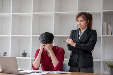 İki işadamı bilgisayardaki iş akışını meslektaşlarına anlatırken,..