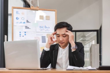 İşadamı dizüstü bilgisayarındaki bir arızayla mali habercilikten bıktı ve vurguladı..