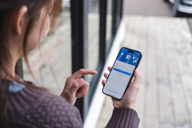 CHIANG MAI, THAILAND - 7 JUL 2023: Facebook sosyal medya uygulaması logosu giriş, mobil uygulama kayıt sayfası iPhone 14 'te e-ticaret alışveriş işi yapan kişilerin elinde.