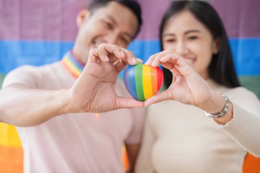 Erkekler ve kadınlar, cinsiyet eşitliğini destekleyen LGBT toplumunun bir sembolü olan gökkuşağı kalplerine sahipler...