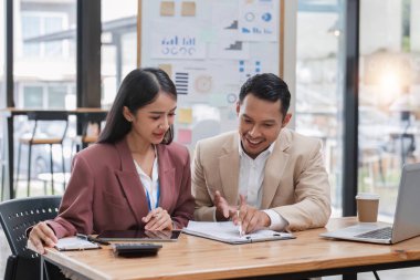 Genç iş adamları ofiste buluşup takım çalışması planlıyor..