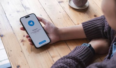 CHIANG MAI, THAILAND JUL 7 2023: Apple iPhone 14 ekranında telgraf uygulama simgesi. Telgraf uygulaması simgesi. Telegram bir çevrimiçi sosyal medya ağıdır. Sosyal medya uygulaması.