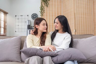 LGBT. Oturma odasındaki kanepede uzanan iki genç kadın...