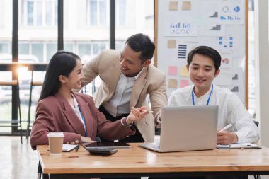 Üç iş adamı takım çalışmasını ve iş fikirlerini paylaşmayı seviyor...