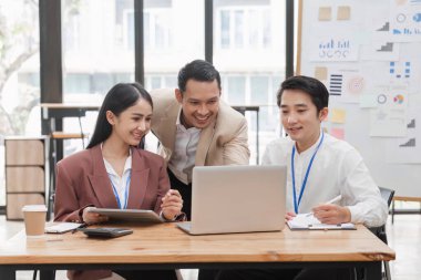 Üç iş adamı takım çalışmasını ve iş fikirlerini paylaşmayı seviyor...