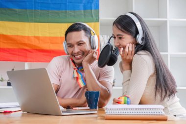 Podcaster Fikir Podcaster, ev stüdyosundaki cinsiyet eşitliği ve LGBT savunuculuğu konuklarıyla röportaj yapıyor...