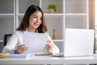 Dizüstü bilgisayar kullanan genç ve güzel bir iş kadını..