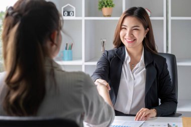 Genç kadın muhasebeciler mali işlemlerin planlanmasında başarılı işbirliğini kutladı..