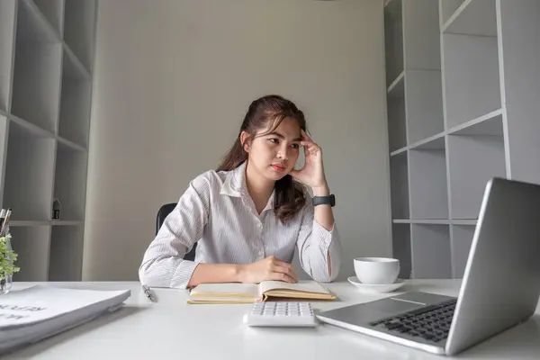 Empresária Está Estressada Cansada Trabalhar Dia Todo Escritório — Fotografia de Stock