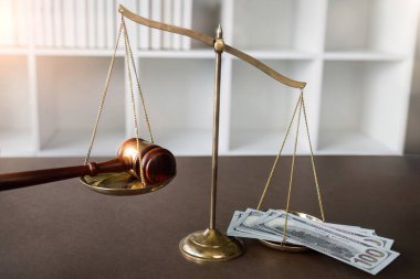 Terazi, çekiç ve para. Adalet ve eşitlik kavramı..