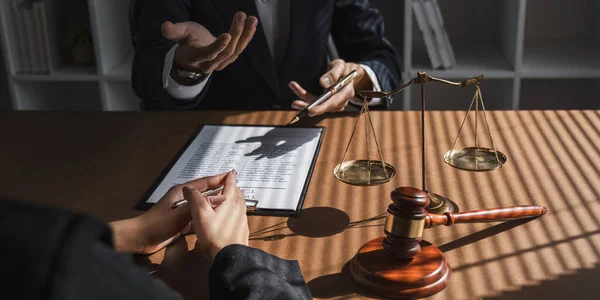 Zakenman Advocaat Bespreken Zakelijke Contract Document Voor Juridisch Advies Advocatenkantoor — Stockfoto