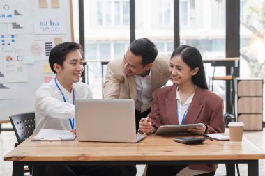 Üç iş adamı takım çalışmasını ve iş fikirlerini paylaşmayı seviyor...