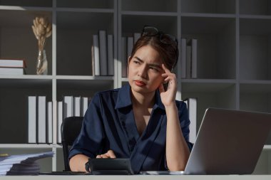 Muhasebeci, uyumsuz vergi ve mali durumları hesaplarken,..