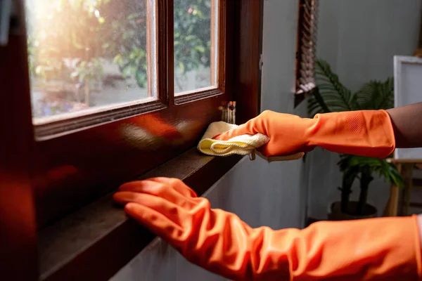 Asyalı Kadın Hanımı Oturma Odasında Sprey Bez Kullanarak Evi Temizliyor — Stok fotoğraf